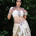 Bhanu Sri Mehra Instagram - A girl should be two things:classy and fabulous 🤍💃 Photography:@weareretrospection Makeup:@thimmappa180 Styling:@vishnupriya.pen Blouse @tiradesignstudio Saree @vasamkari_designer_studio Jewelry @kaluva_jewels Location @teenduari . . . #tollywoodactresses #southindianactress #actorlife #busy #newpost📸 #newclick #passion #cinema #bhanusree🔥❤️ #styledbyvishnupriya❤