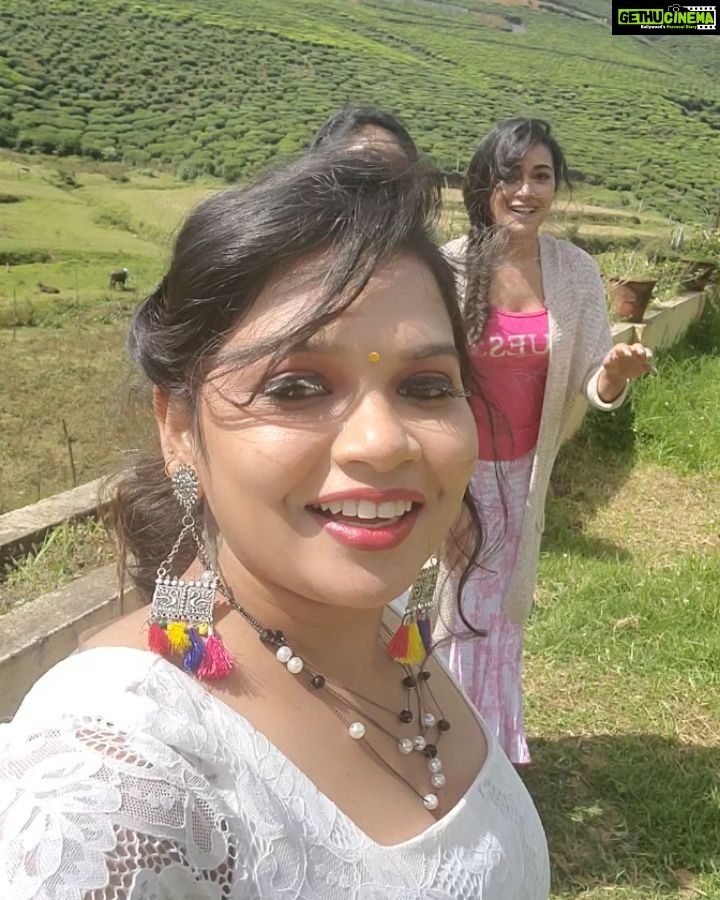 Bhanu Sri Mehra Instagram - Good morning all I'm enjoying with this girls happy day 💕 #ootygirls #shooting #workmood #actorlife #bhanusree #peace #southindianactress #southindianactress #bhanusree🔥❤️