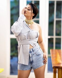 Bhanu Sri Mehra Instagram - I can't stop being awesome...its in my blood..😅😍🔥 . Photography @weareretrospection Mua @thimmappa180 Styling @vishnupriya.pen Jewelry @kaluva_jewels Location @teenduari . . . #styledbyvishnupriya❤