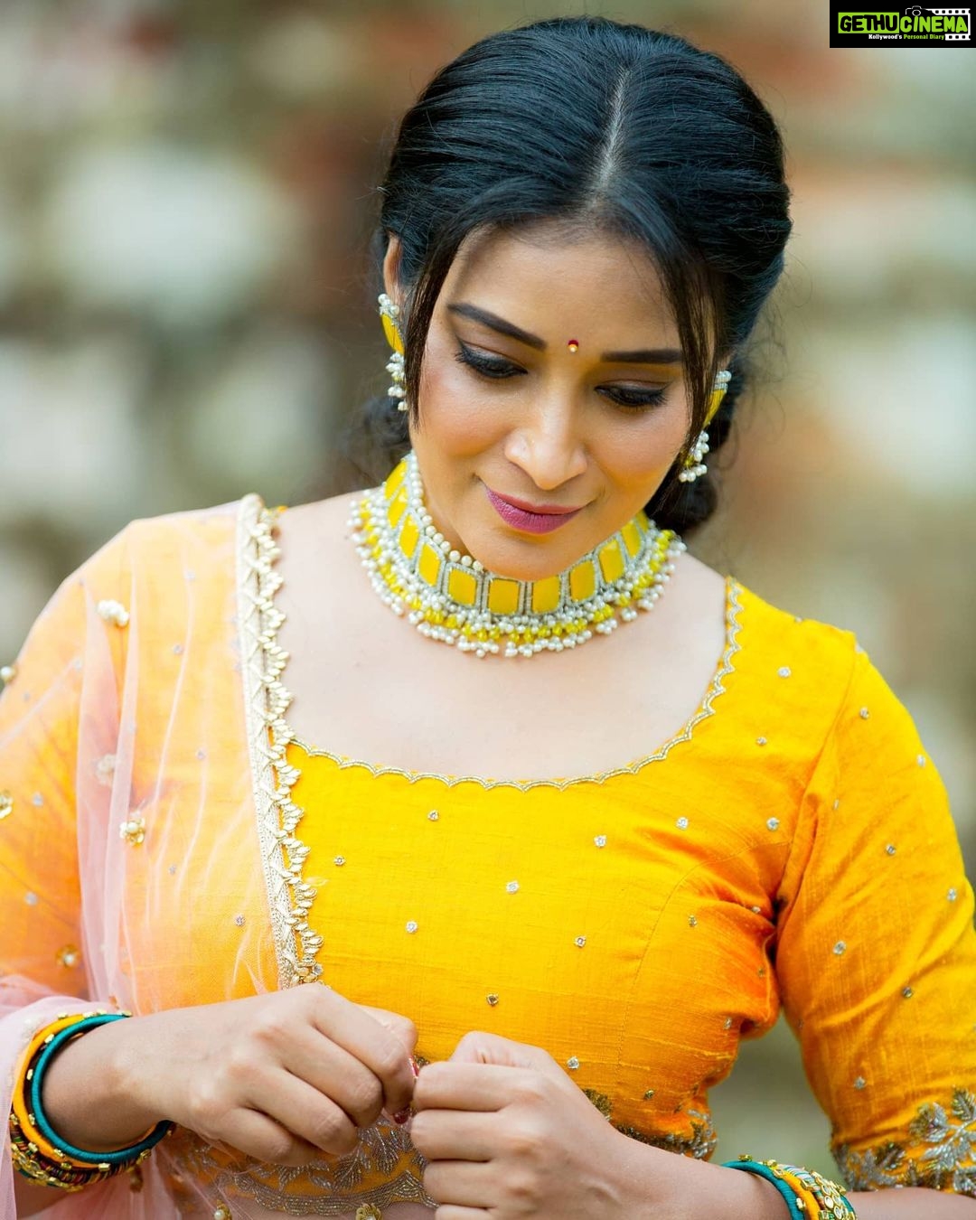 Bhanu Sri Mehra Instagram - 💛 @ Jewelry:@shivi_collections Outfit:@kadhambari_studio Pc:@poulino_pictures #loveyellow #pink #zeetelugu #peace #bhanusree🔥❤️ #festival #mood