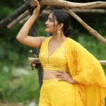 Bhanu Sri Mehra Instagram - Beautiful people are not always good but good people are always good 💛 Outfit:@mudradesigninghome Pic:@poulino_pictures #love🥰 #yellow #bhanusree #southindianactress #tollywoodactresses #peace #happy #bhanusree🔥❤️