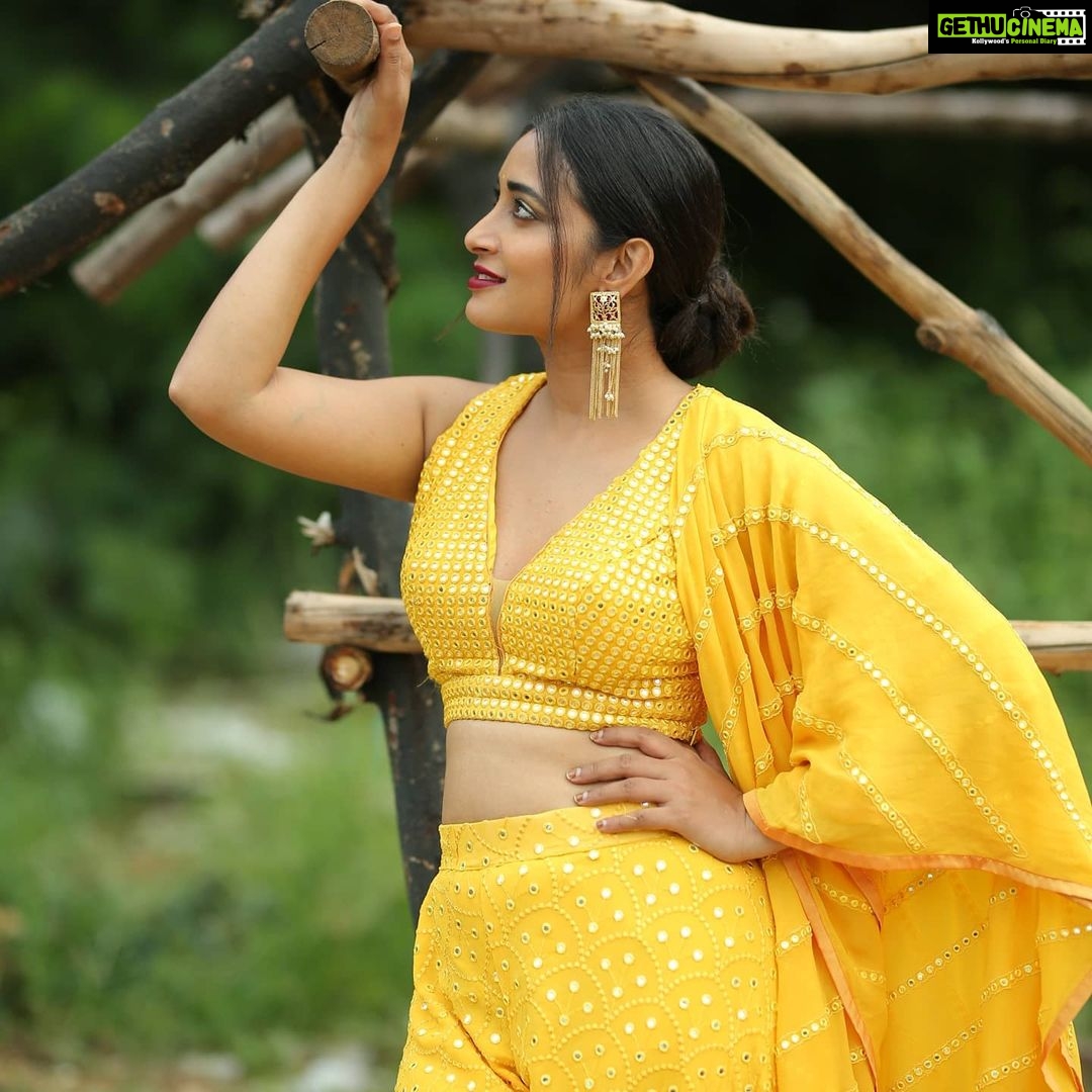 Bhanu Sri Mehra Instagram - Beautiful people are not always good but good people are always good š Outfit:@mudradesigninghome Pic:@poulino_pictures #loveš„° #yellow #bhanusree #southindianactress #tollywoodactresses #peace #happy #bhanusreeš„ā¤ļø