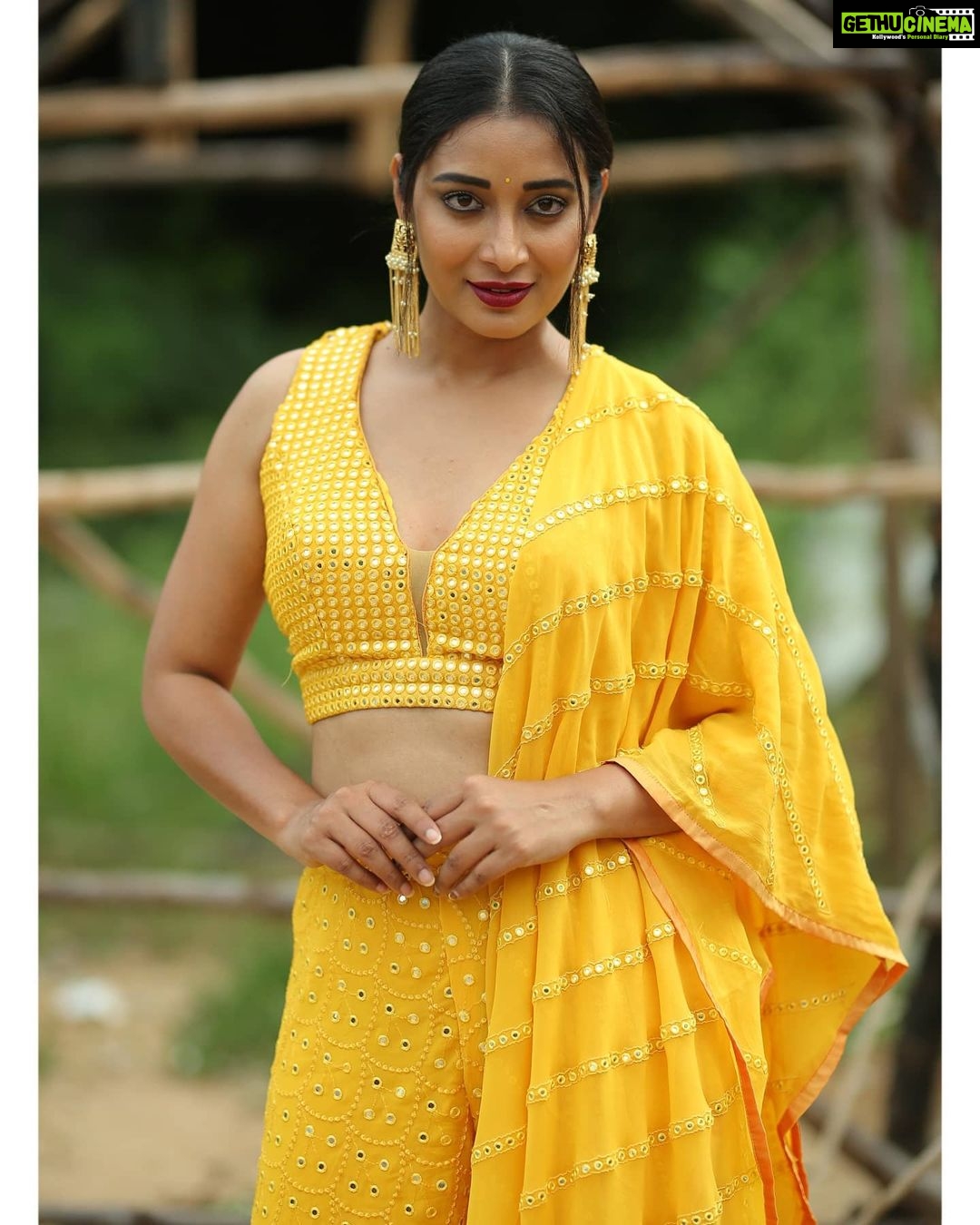 Bhanu Sri Mehra Instagram - 💛 Outfit:@mudradesigninghome Pic:@poulino_pictures #yellow #peace #southindianactress #tollywoodactresses #love #happymood #bhanusree🔥❤️