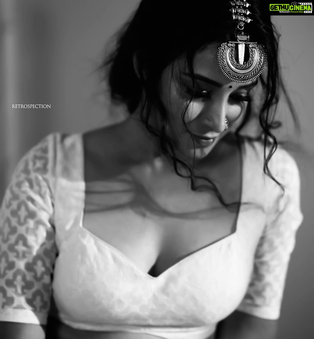 Bhanu Sri Mehra Instagram - 🏁🔳⚫⚪ . . Photography @weareretrospection Mua @thimmappa180 Styling @vishnupriya.pen Blouse @tiradesignstudio Jewelry @kaluva_jewels . . . .