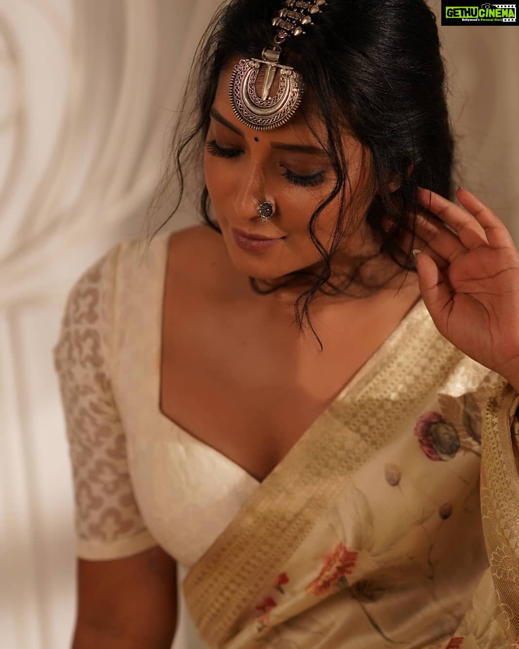 Bhanu Sri Mehra Instagram - π . . Photography @weareretrospection Mua @thimmappa180 Styling @vishnupriya.pen Jewelry @kaluva_jewels Saree @vasamkari_designer_studio Blouse @tiradesignstudio . . . #retrospectionphotography #thimmappa