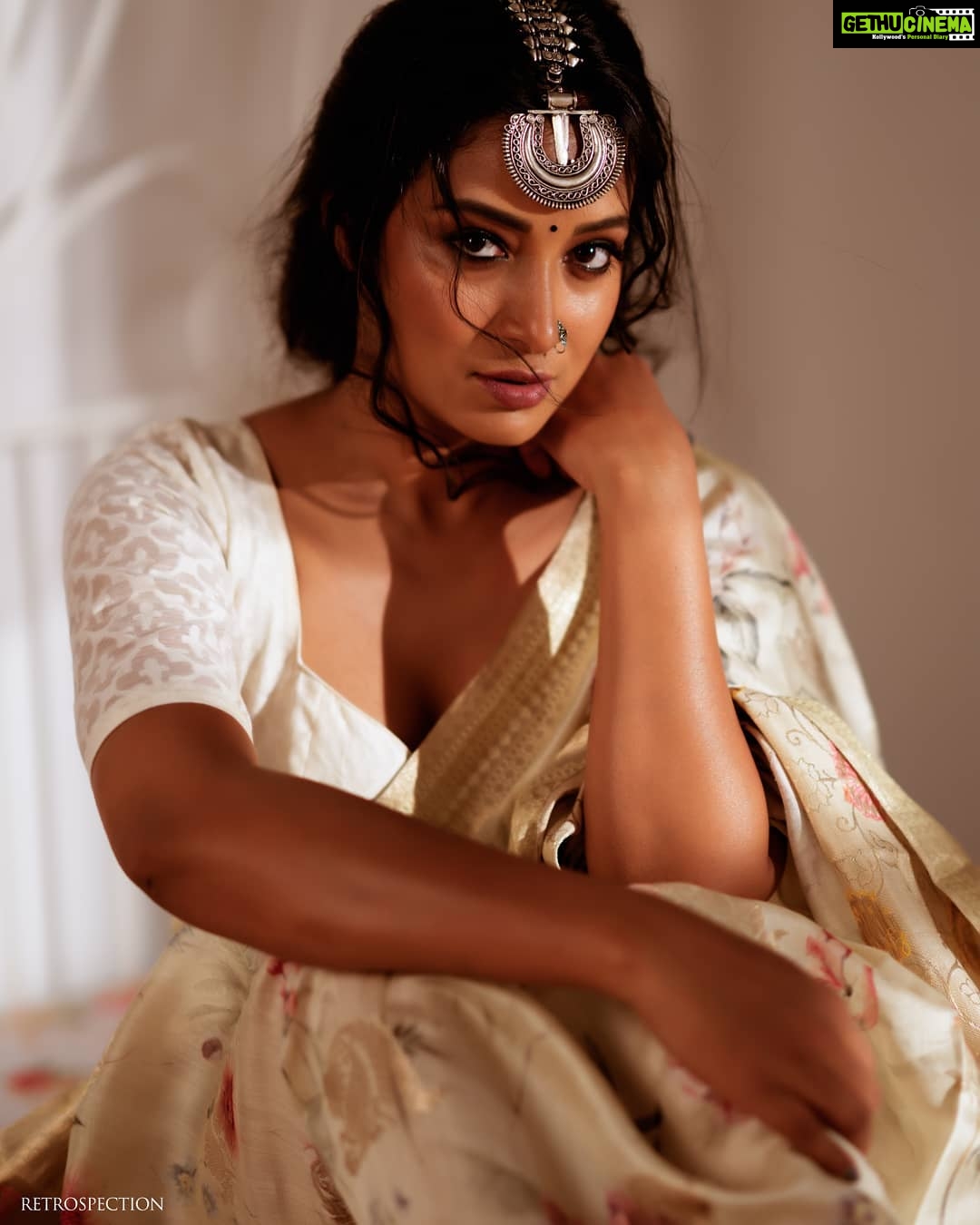 Bhanu Sri Mehra Instagram - Love for Saree... . . Photography @weareretrospection Mua @thimmappa180 Styling @vishnupriya.pen Saree @vasamkari_designer_studio Blouse @tiradesignstudio Jewelry @kaluva_jewels