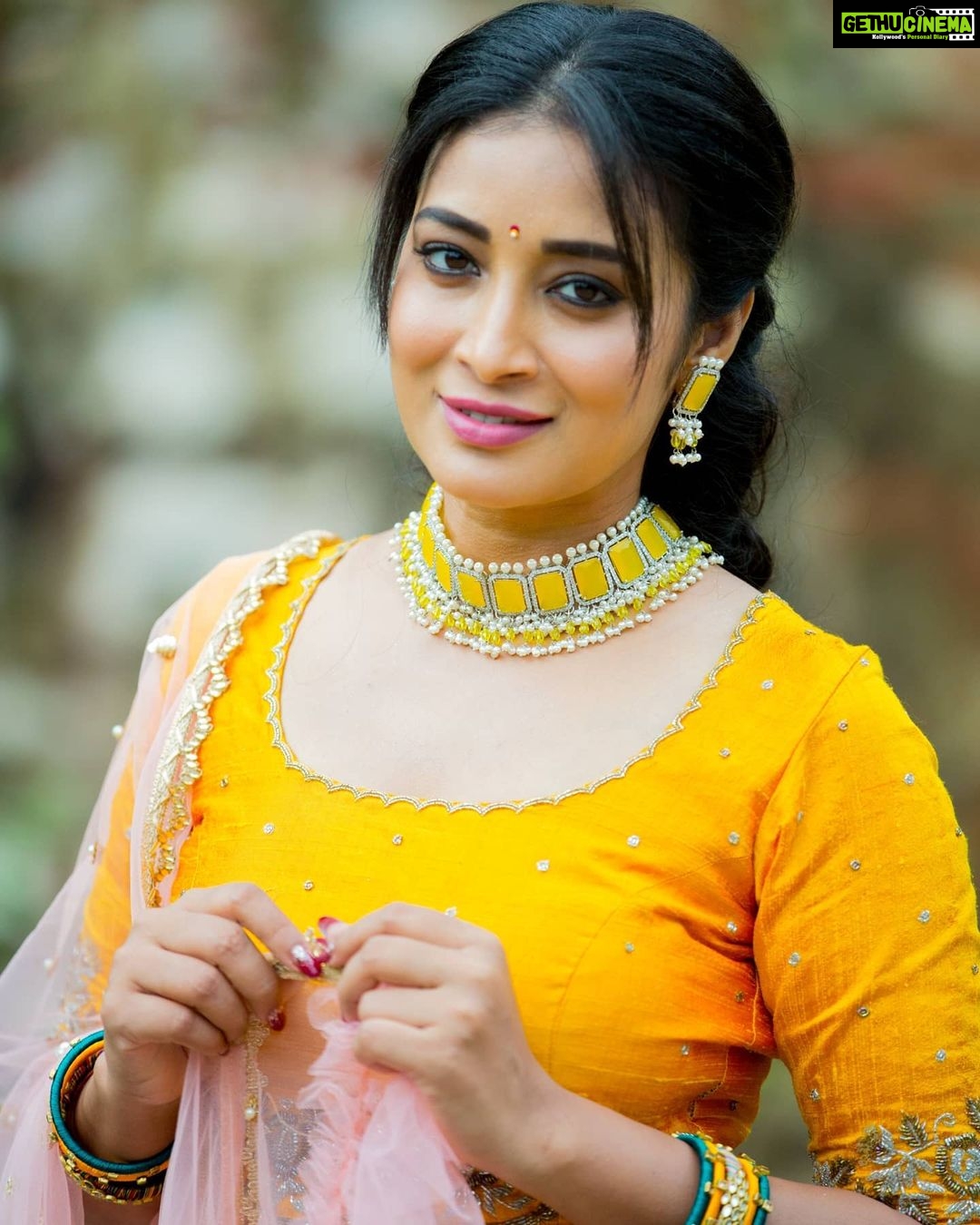 Bhanu Sri Mehra Instagram - 💛 @ Jewelry:@shivi_collections Outfit:@kadhambari_studio Pc:@poulino_pictures #loveyellow #pink #zeetelugu #peace #bhanusree🔥❤️ #festival #mood