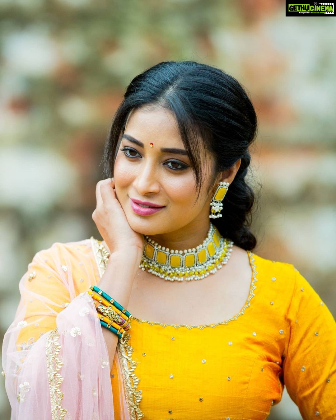 Bhanu Sri Mehra Instagram - 💛 @ Jewelry:@shivi_collections Outfit:@kadhambari_studio Pc:@poulino_pictures #loveyellow #pink #zeetelugu #peace #bhanusree🔥❤️ #festival #mood