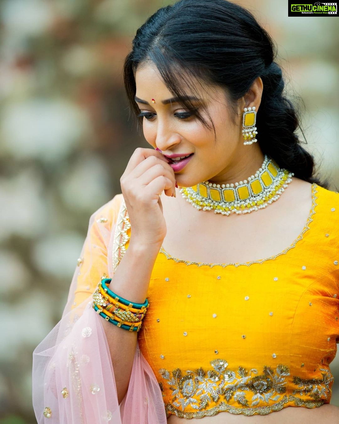 Bhanu Sri Mehra Instagram - 💛 @ Jewelry:@shivi_collections Outfit:@kadhambari_studio Pc:@poulino_pictures #loveyellow #pink #zeetelugu #peace #bhanusree🔥❤️ #festival #mood