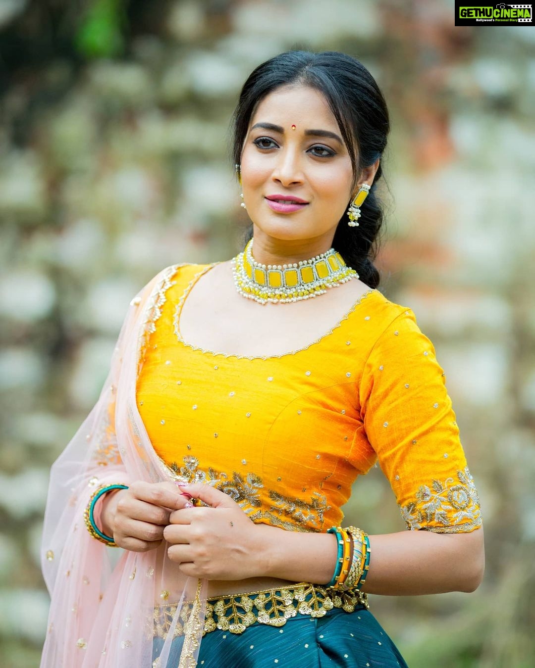 Bhanu Sri Mehra Instagram - 💛 @ Jewelry:@shivi_collections Outfit:@kadhambari_studio Pc:@poulino_pictures #loveyellow #pink #zeetelugu #peace #bhanusree🔥❤️ #festival #mood