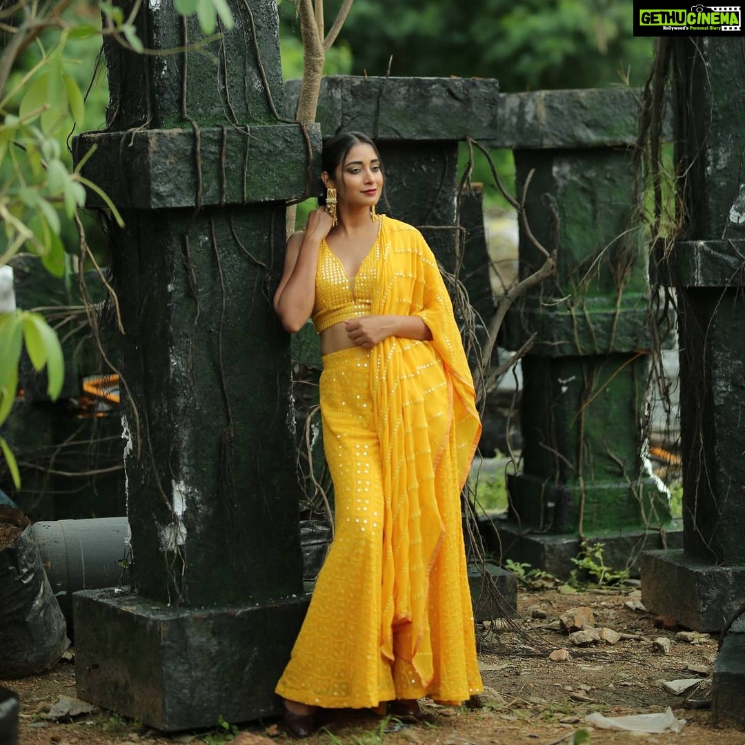 Bhanu Sri Mehra Instagram - 💛🐠 #bhanusree #tollywoodactress #southindianactress #peaceful #bhanusree🔥❤️ #yellow #love