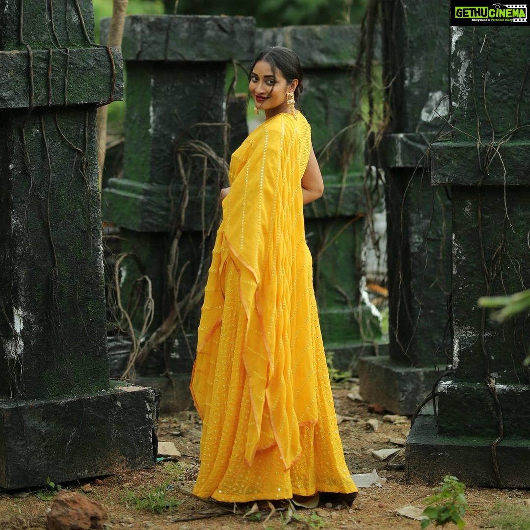 Bhanu Sri Mehra Instagram - 💛🐠 #bhanusree #tollywoodactress #southindianactress #peaceful #bhanusree🔥❤️ #yellow #love