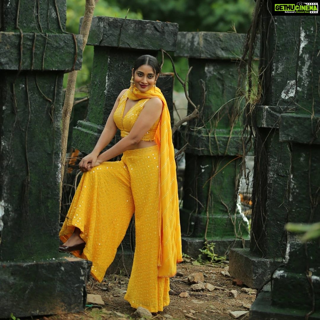 Bhanu Sri Mehra Instagram - 💛🐠 #bhanusree #tollywoodactress #southindianactress #peaceful #bhanusree🔥❤️ #yellow #love