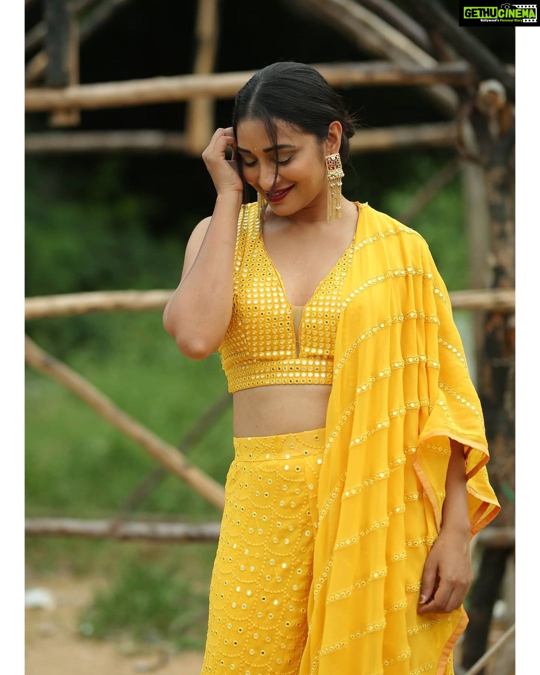 Bhanu Sri Mehra Instagram - 💛 Outfit:@mudradesigninghome Pic:@poulino_pictures #yellow #peace #southindianactress #tollywoodactresses #love #happymood #bhanusree🔥❤️