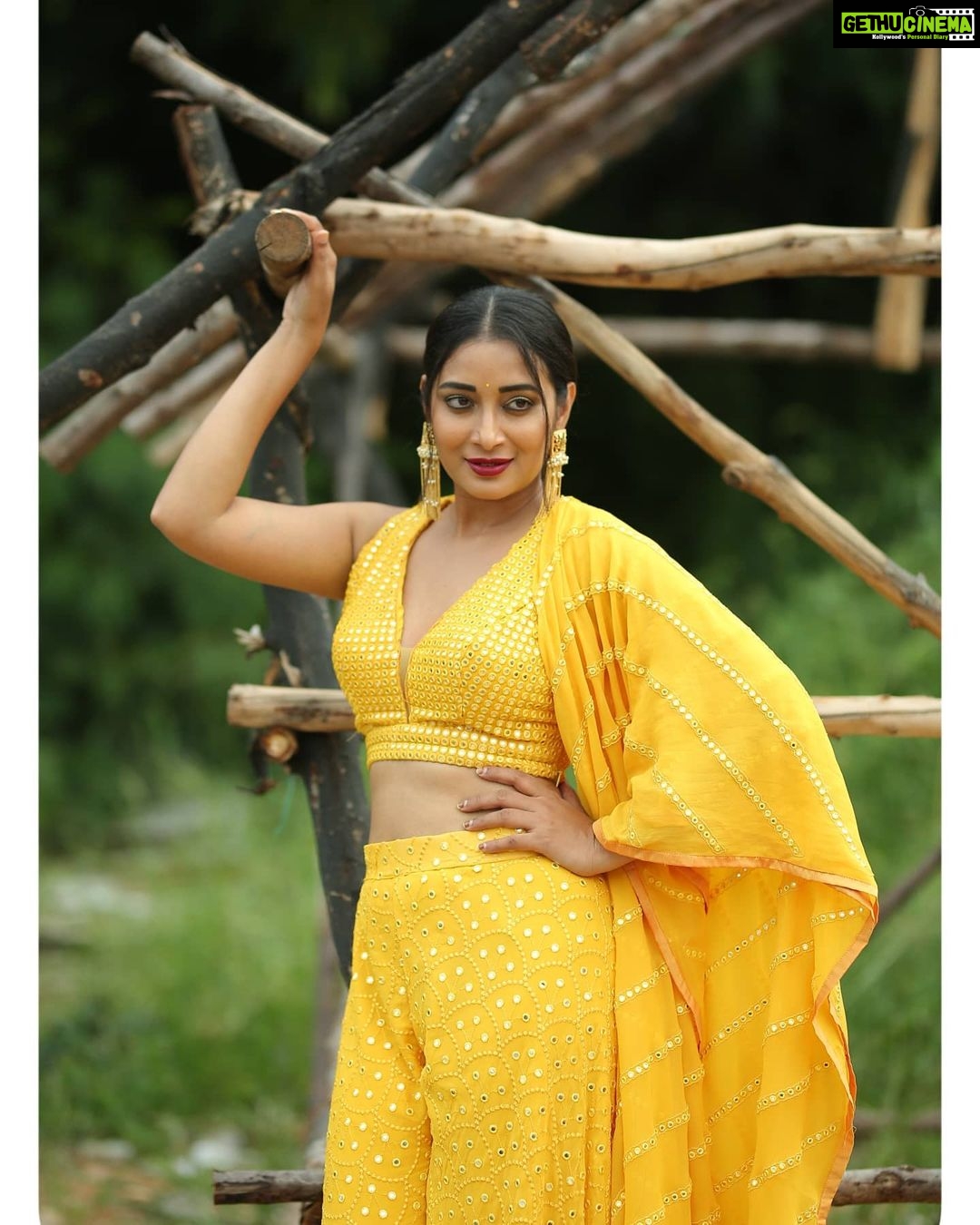 Bhanu Sri Mehra Instagram - 💛 Outfit:@mudradesigninghome Pic:@poulino_pictures #yellow #peace #southindianactress #tollywoodactresses #love #happymood #bhanusree🔥❤️