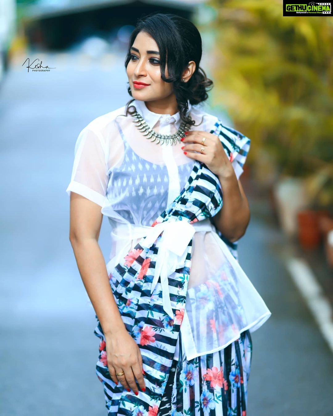 Bhanu Sri Mehra Instagram - You sparkle the most when you are you 💙💟 #mondaymood #peace #bhanu #bhanusree🔥❤️ #southindianactress #tollywoodactresses #smile