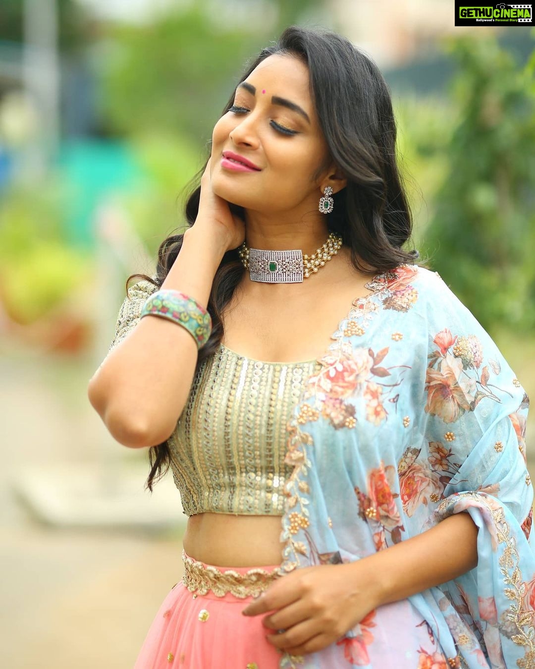Bhanu Sri Mehra Instagram - Be as radiant as the sun 🌞 Outfit:@kadhambari_studio Pc:@poulino_pictures #indiantraditionalwear #halfsareelove #traditional #southindianactress #tollywoodactresses #bhanusree🔥❤️ #bhanusree