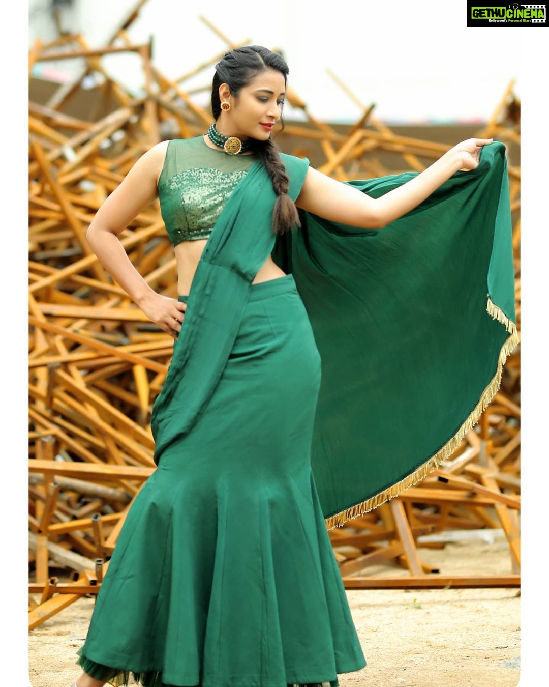 Bhanu Sri Mehra Instagram - Happy weekend to everyone š¦ā¤ Outfit:@mudradesigninghome by pratyusha Pc:@poulino_pictures #adhirindhi #comedy #show #fulltofun #zeetelugu #tollywoodactress #southindianactress #bhanusree #bhanusreeš„ā¤ļø