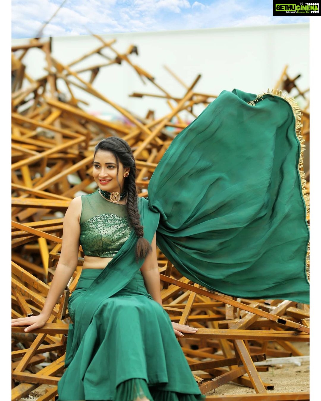 Bhanu Sri Mehra Instagram - The most important thing a girl 👧 wears is her confidence 🦚❤ Outfit by:@mudradesigninghome pratyusha Pc:@poulino_pictures #tollywoodactress #southindianactress #adhirindhi #comedy #fun #peaceful #happy #mood #bhanusree🔥❤️ #bhanufans #bhanusri
