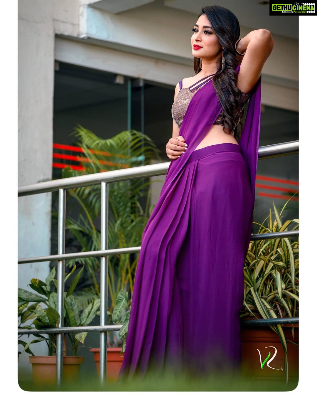 Bhanu Sri Mehra Instagram - There is something in you that the world 🌎 needs 💜 Outfit by: @shilpacouture PC:@hit_d_ditto #southindianactress #bhanusree #weekend #actorlife #bhanusree🔥❤️ #adhirindhi #zeetelugu