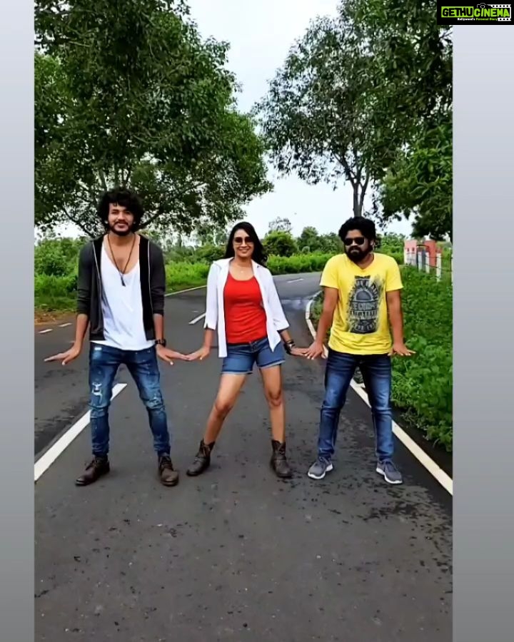 Bhanu Sri Mehra Instagram - Funtime @bethiganti_ @ajay_kathurvar #shooting #workmood #funtime #friends #peace #bhanusree🔥❤️