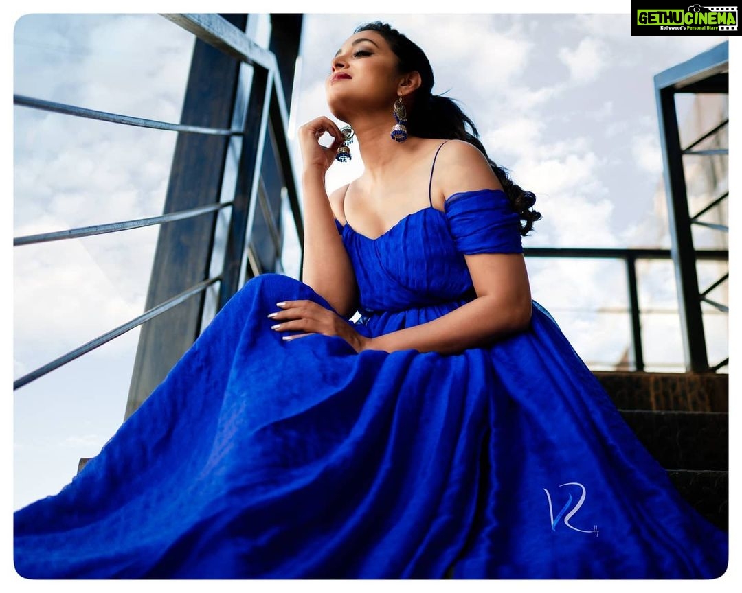 Bhanu Sri Mehra Instagram - 💙 PC:@hit_d_ditto Outfit:@firoz_design_studio @agasthyaarts @zeetelugu #saturdayvibes #adhirindhi #adhirindhishow #comedy #weekend #bhanusree🔥❤️
