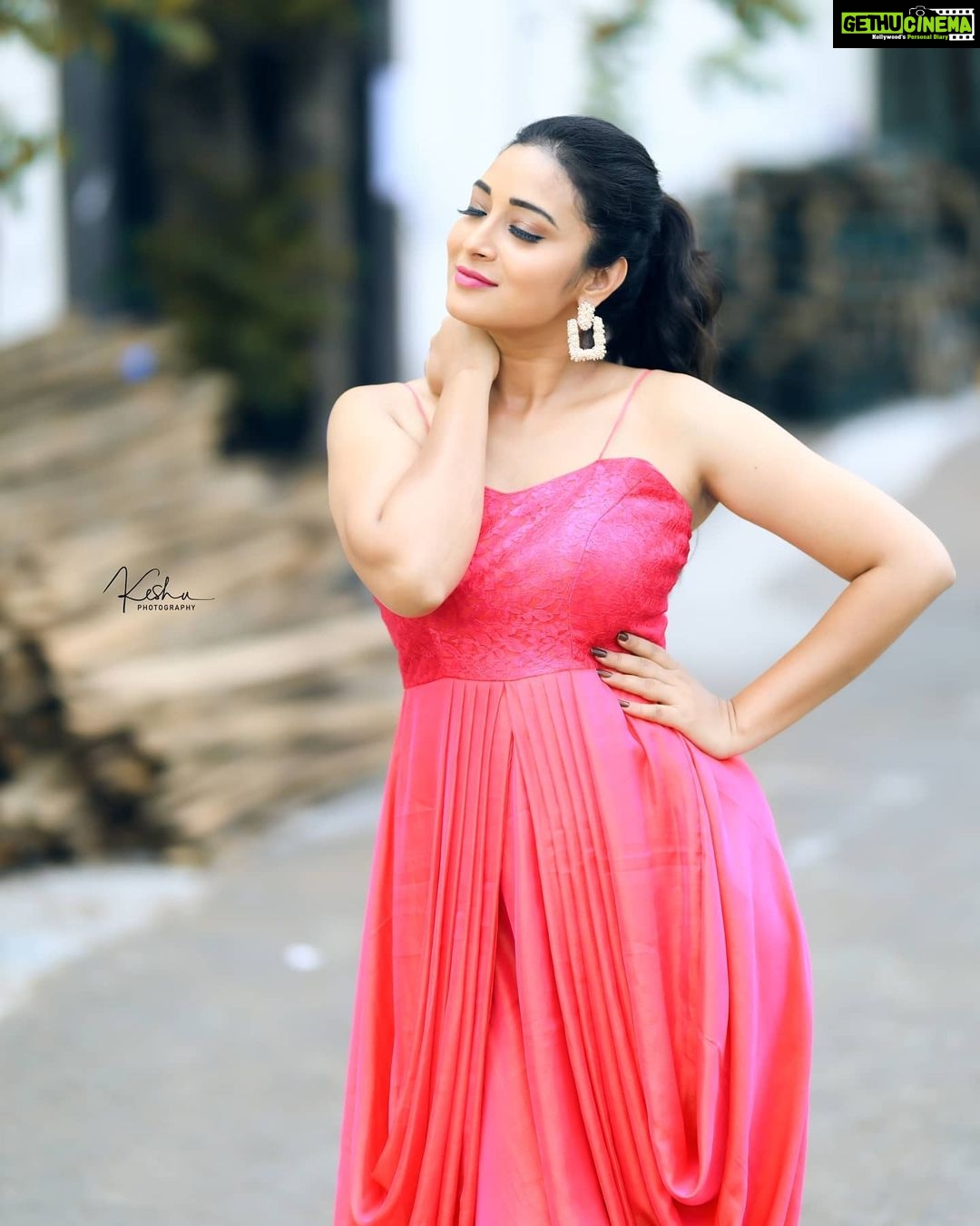 Bhanu Sri Mehra Instagram - Happy Saturday to all my lovely people 💕 #southindianactress #adhirindhi #comedy #show #bhanusree🔥❤️ #tollywoodactress #bhanu