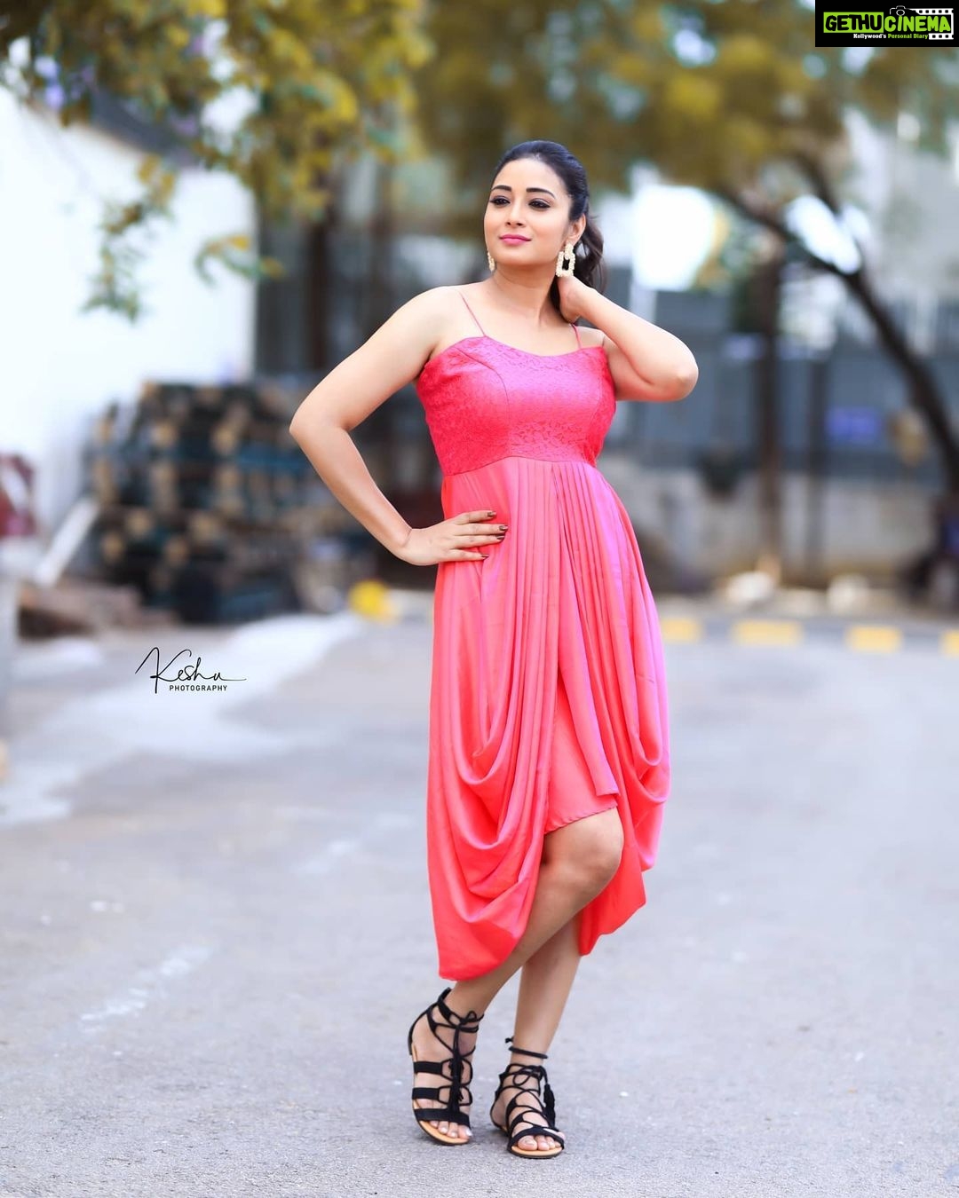 Bhanu Sri Mehra Instagram - Good evening everyone ☺ Outfit :@firoz_design_studio PC:@they_call_me_keshu @agasthyaarts @zeetelugu #adhirindhishow #adhirindhi #fun #bhanusree🔥❤️