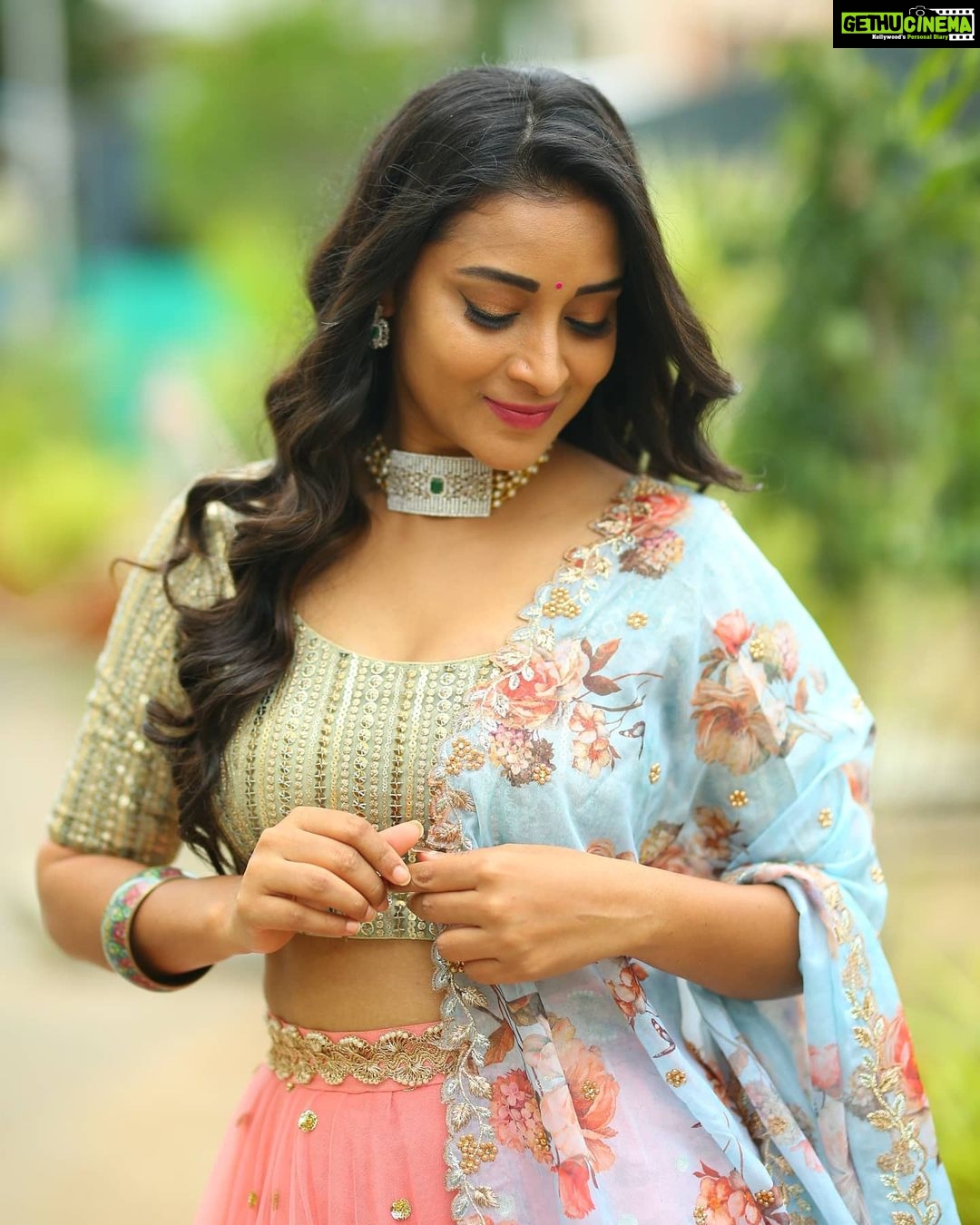 Bhanu Sri Mehra Instagram - Be as radiant as the sun 🌞 Outfit:@kadhambari_studio Pc:@poulino_pictures #indiantraditionalwear #halfsareelove #traditional #southindianactress #tollywoodactresses #bhanusree🔥❤️ #bhanusree