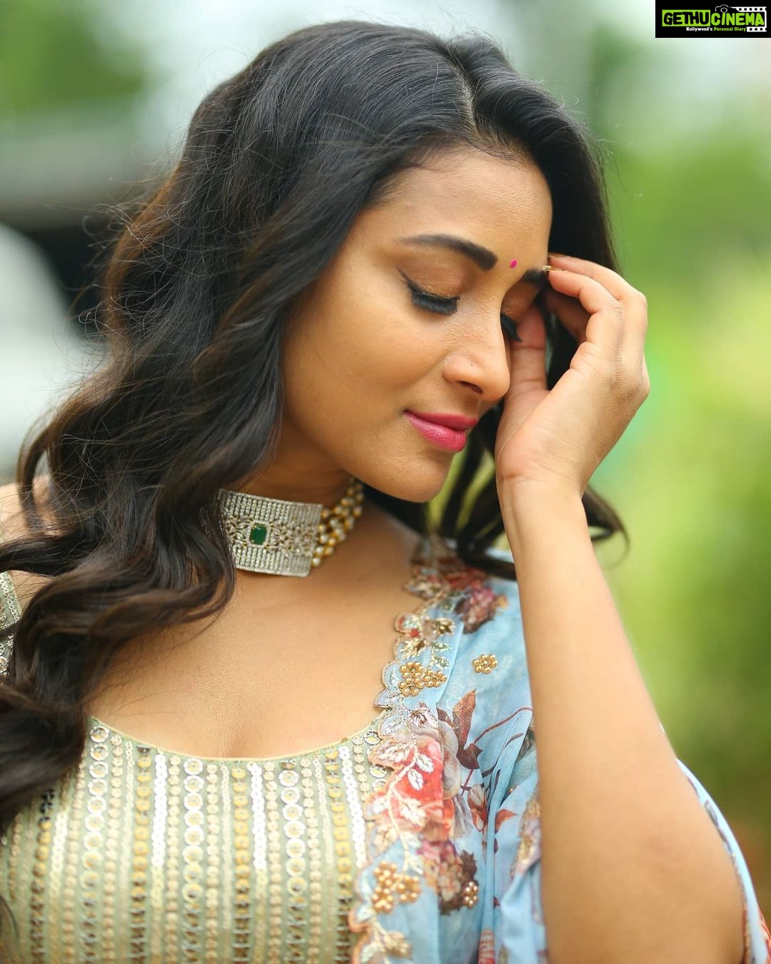 Bhanu Sri Mehra Instagram - Be as radiant as the sun 🌞 Outfit:@kadhambari_studio Pc:@poulino_pictures #indiantraditionalwear #halfsareelove #traditional #southindianactress #tollywoodactresses #bhanusree🔥❤️ #bhanusree