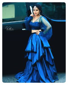 Bhanu Sri Mehra Instagram - Good morning all happy sunday 😀 Adhirindhi show tonight on @zeetelugu at 9pm don't miss it my lovely people ❤ have fun 😀 Pc:@they_call_me_keshu Styled By - @greeshma_krishna.k In Costume by - @abhignasagarikaofficial Fashion coordinates - @house_of_collaboration19 #adhirindhi #comedy #fun #zeetelugu #bhanusree🔥❤️