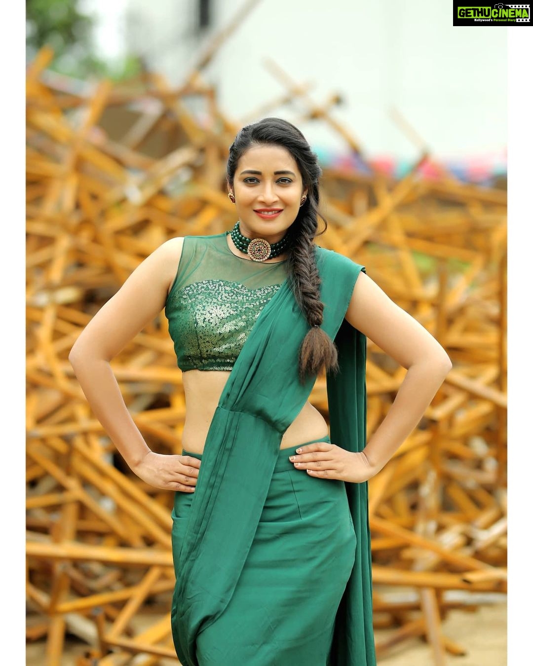 Bhanu Sri Mehra Instagram - Happy weekend to everyone 🦚❤ Outfit:@mudradesigninghome by pratyusha Pc:@poulino_pictures #adhirindhi #comedy #show #fulltofun #zeetelugu #tollywoodactress #southindianactress #bhanusree #bhanusree🔥❤️