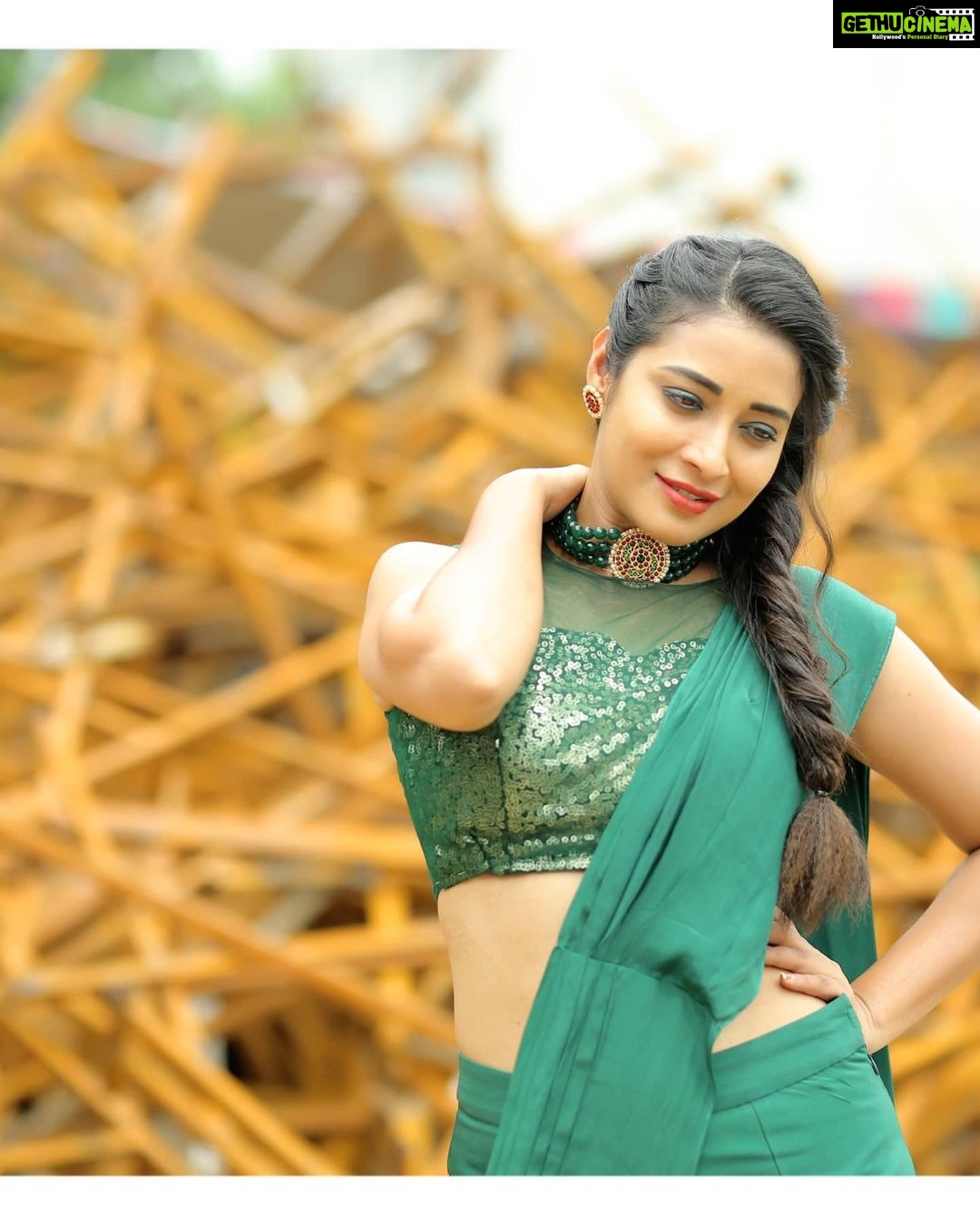 Bhanu Sri Mehra Instagram - Happy weekend to everyone 🦚❤ Outfit:@mudradesigninghome by pratyusha Pc:@poulino_pictures #adhirindhi #comedy #show #fulltofun #zeetelugu #tollywoodactress #southindianactress #bhanusree #bhanusree🔥❤️