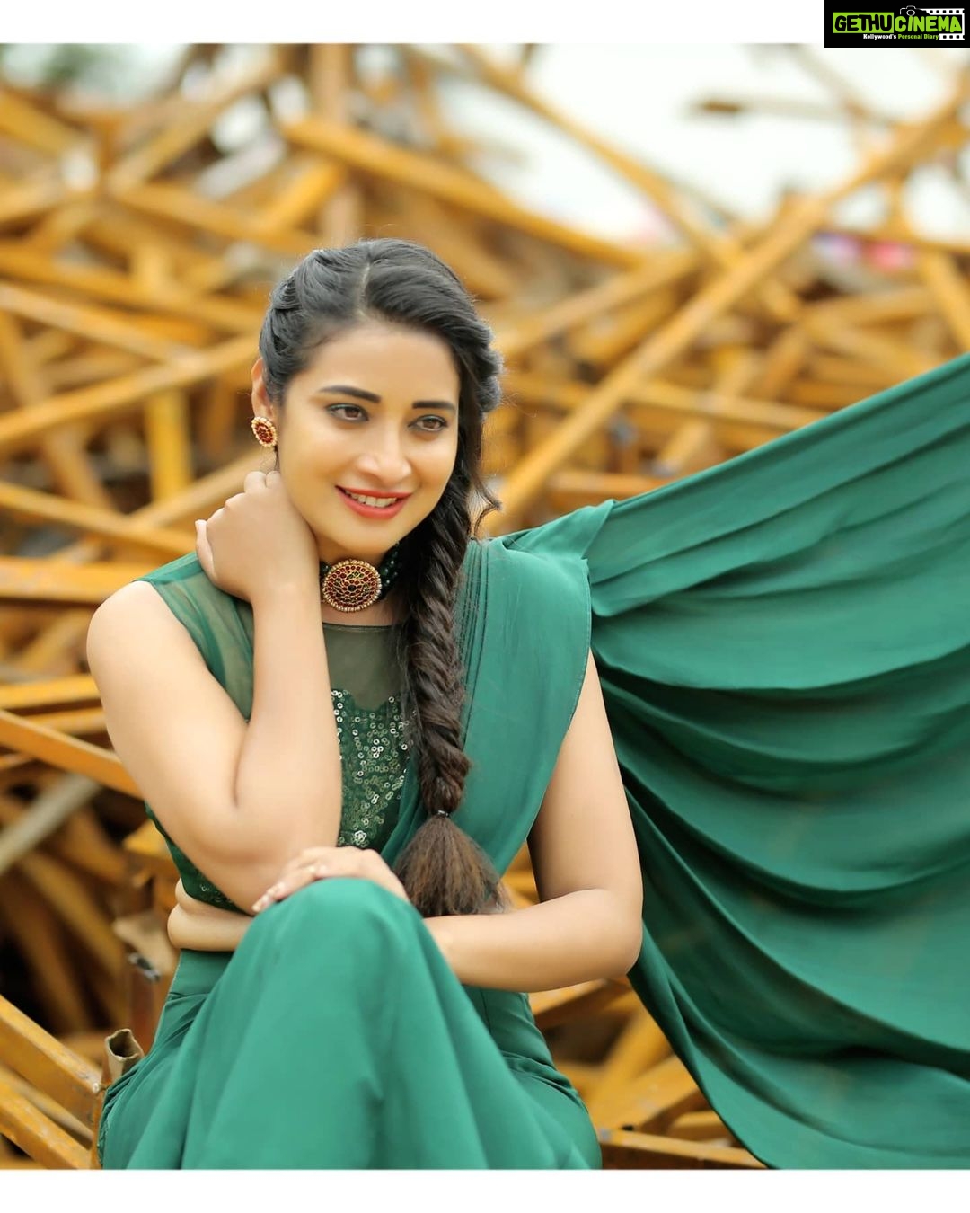 Bhanu Sri Mehra Instagram - The most important thing a girl 👧 wears is her confidence 🦚❤ Outfit by:@mudradesigninghome pratyusha Pc:@poulino_pictures #tollywoodactress #southindianactress #adhirindhi #comedy #fun #peaceful #happy #mood #bhanusree🔥❤️ #bhanufans #bhanusri