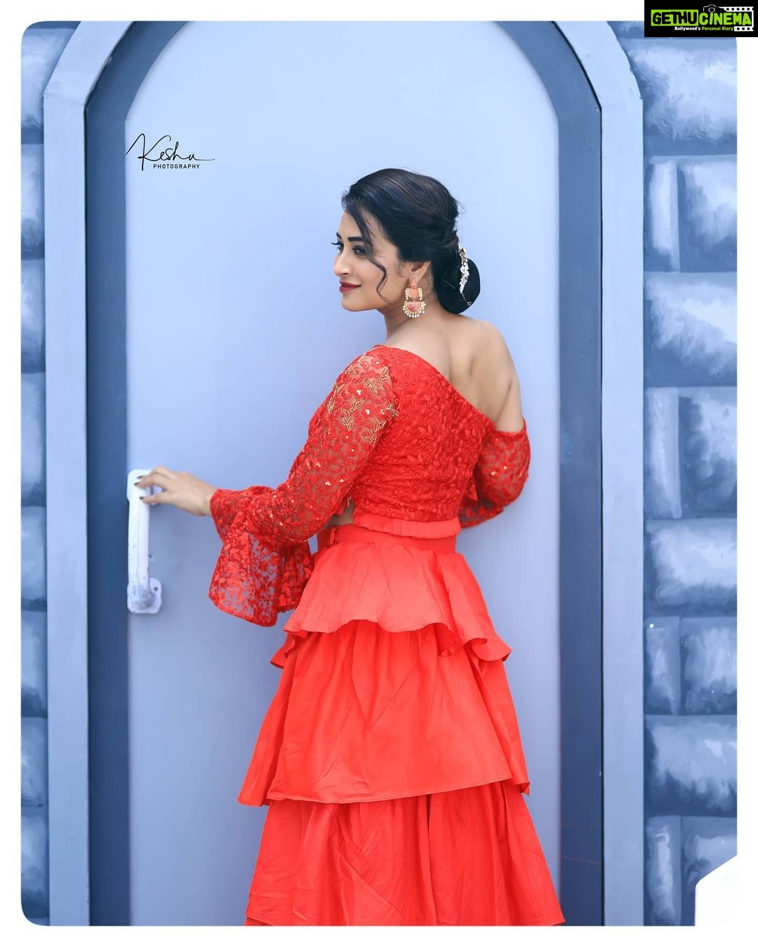Bhanu Sri Mehra Instagram - I'am just a simple girl š§ who loves to be herself in every part of her life and i'am a normal girl with simple heart ⤠and smarter looks š„° #bhanusree #peace #positivevibes #goodvibes #cool #bhanusreeš„ā¤ļø