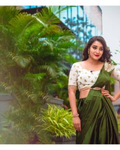 Bhanu Sri Mehra Instagram - A strong woman will automatically stop trying if she feels unwanted. She won\'t fix it or beg, she\'ll just wake away 🦚
#adhirindhi #southindianactress #bhanusree #tollywoodactress #bhanusree🔥❤️