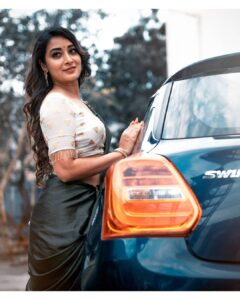 Bhanu Sri Mehra Instagram - A strong woman will automatically stop trying if she feels unwanted. She won\'t fix it or beg, she\'ll just wake away 🦚
#adhirindhi #southindianactress #bhanusree #tollywoodactress #bhanusree🔥❤️