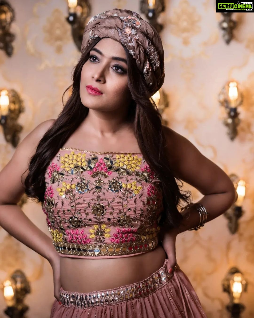 Bhanu Sri Mehra Instagram - Mahebooba @verendar_photography @pretty.jewelbox @divya_varun_official @maskmakeupartist @hairstylistravi @mrandmrsstudiohyd ☆ ☆ #newclick #newlooks #bhanusree🔥❤️ #tollywoodhotactress #southindiaactress #actorslife #happy #hybridpilla #Instagram #instalove