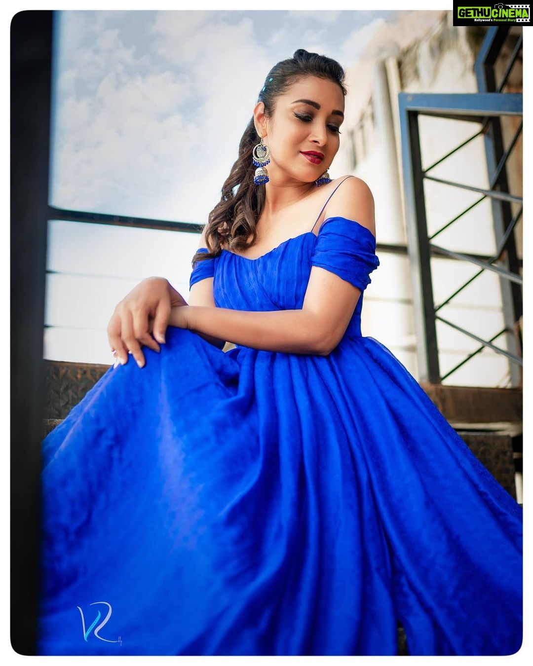 Bhanu Sri Mehra Instagram - Happy weekend my lovely people ❤ don't miss it tonight #adhirindhishow on @zeetelugu at 9pm have fun 😍 @agasthyaarts #tollywoodactress #southindianactress #bhanusree🔥❤️