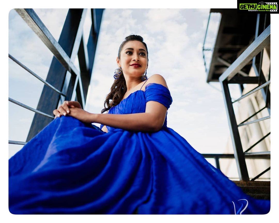 Bhanu Sri Mehra Instagram - 💙 PC:@hit_d_ditto Outfit:@firoz_design_studio @agasthyaarts @zeetelugu #saturdayvibes #adhirindhi #adhirindhishow #comedy #weekend #bhanusree🔥❤️