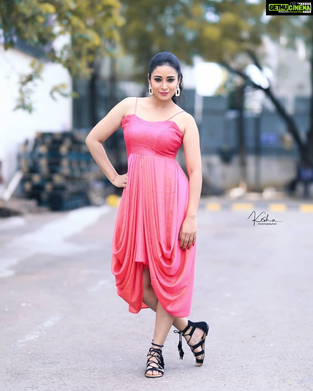 Bhanu Sri Mehra Instagram - Happy Saturday to all my lovely people 💕 #southindianactress #adhirindhi #comedy #show #bhanusree🔥❤️ #tollywoodactress #bhanu