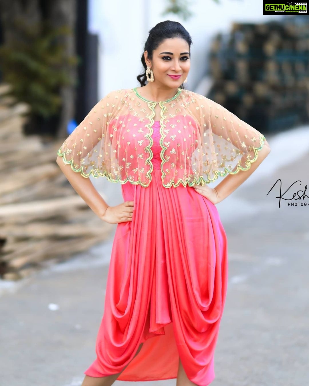 Bhanu Sri Mehra Instagram - Good evening everyone ☺ Outfit :@firoz_design_studio PC:@they_call_me_keshu @agasthyaarts @zeetelugu #adhirindhishow #adhirindhi #fun #bhanusree🔥❤️