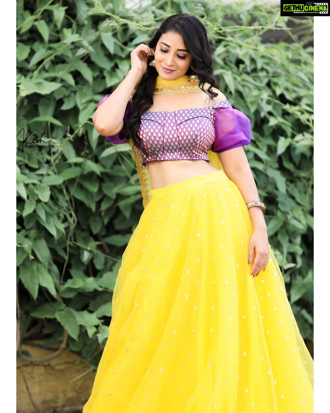 Bhanu Sri Mehra Instagram - Hello everyone happy weekend 😀 💛 Adhirindhi tomorrow on @zeetelugu at 9pm don't miss it my lovely people 🥰 PC:@they_call_me_keshu Outfit:@myriti @agasthyaarts #adhirindhi #comedy #show #havefun #navvulenavvulu