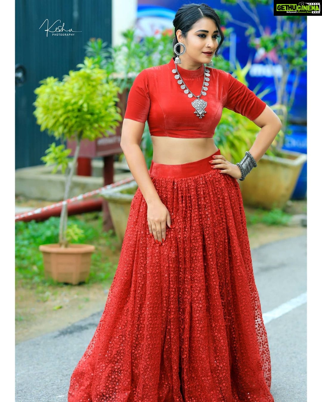 Bhanu Sri Mehra Instagram - Style is a reflection of your attitude and your personality ❤❤ Outfit by:@samathachowdari Pc:@they_call_me_keshu #redlover #red #tollywoodactress #actorlife #southindianactress #bhanusree #bhanusree🔥❤️