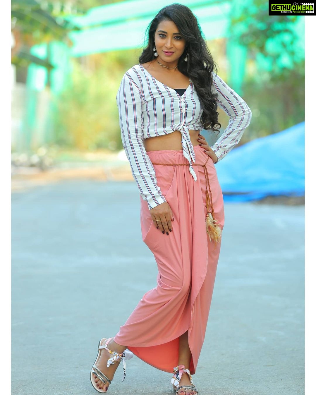 Bhanu Sri Mehra Instagram - 🐹 Outfit by:@hemamanohar1 PC:@poulino_pictures Earrings:@shivi_collections @agasthyaarts @zeetelugu #adhirindi #adhirindhishow