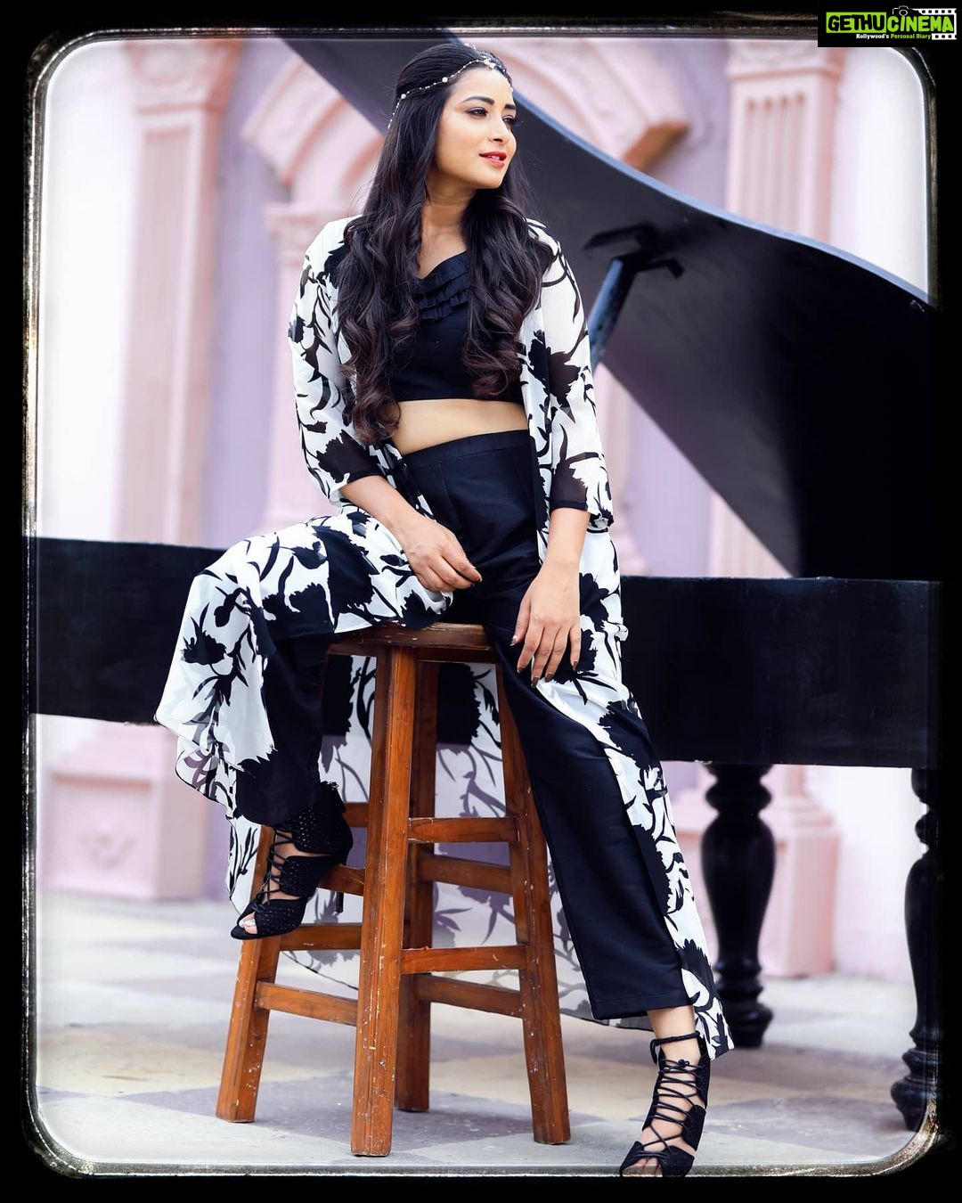 Bhanu Sri Mehra Instagram - 😉🖤💟 Outfit by:@jazzy.apparel PC:@they_call_me_keshu Location:@picturesq_next #newclick #happyness #peace #blackandwhite #bhanusree🔥❤️