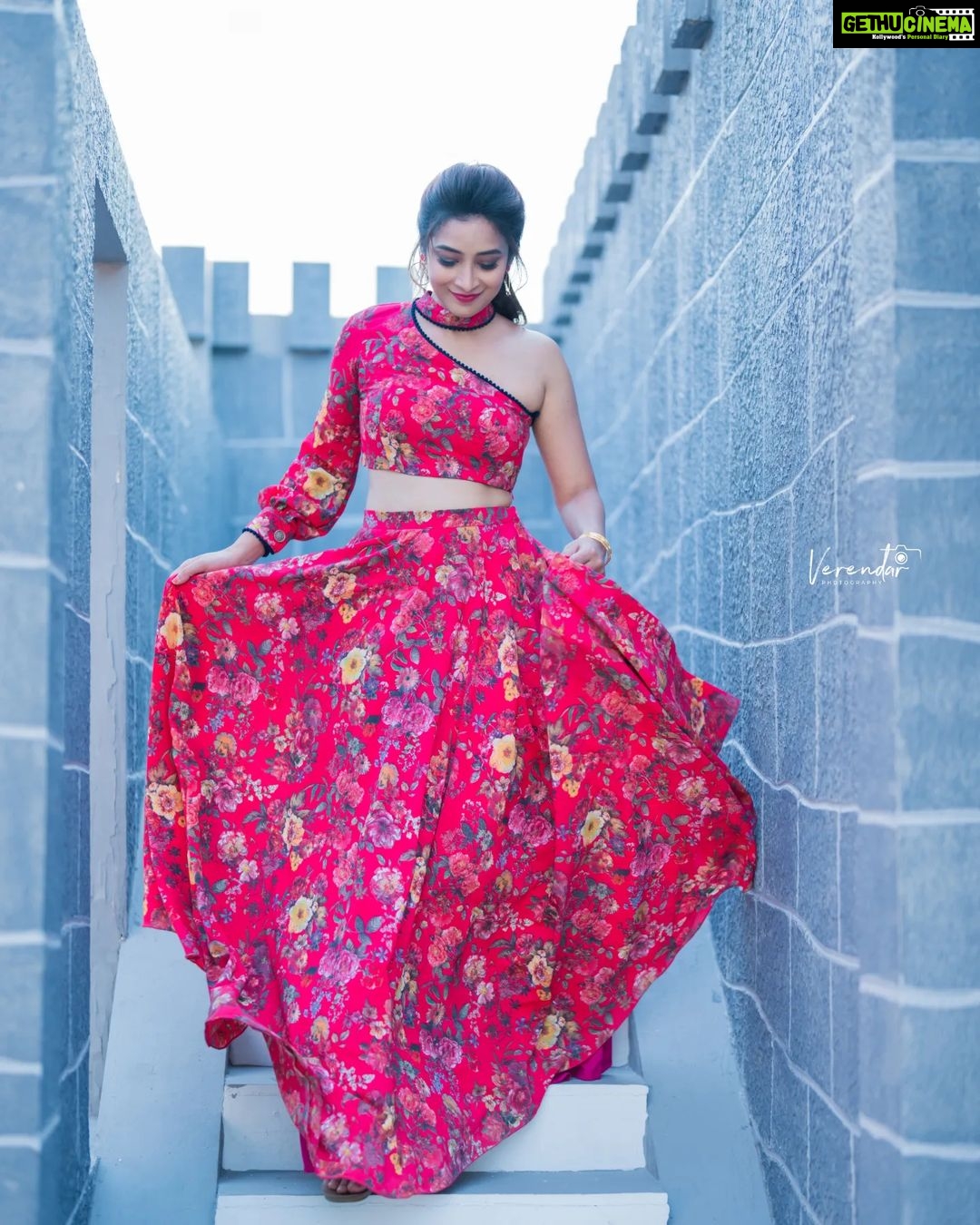 Bhanu Sri Mehra Instagram - She leaves a little sparkle ✨️ whatever she goes 💗 @verendar_photography @pretty.jewelbox @divya_varun_official @hairstylistravi @maskmakeupartist @mrandmrsstudiohyd #southindiaactress #tollywoodhotactress #bhanusree🔥❤️ #instalove #actorslife