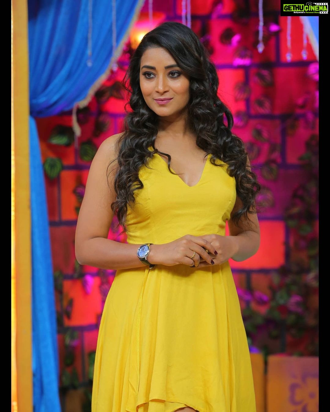 Bhanu Sri Mehra Instagram - If it makes happy, no one else's opinion should matter.💛 Outfit:@hemamanohar1 PC:@poulino_pictures @agasthyaarts #adhirindi #adhirindhishow #comedy #comedyshow #fulltofun #zeetelugu #bhanusree🔥❤️
