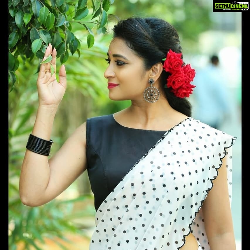 Bhanu Sri Mehra Instagram - Don't tell people your dreams show them🐧 Outfit by:@samathachowdari Earrings:@shivi_collections #tollywoodactress #actorlife #southindianactress #bhanusree #retrostyle #retro #bhanusree🔥❤️