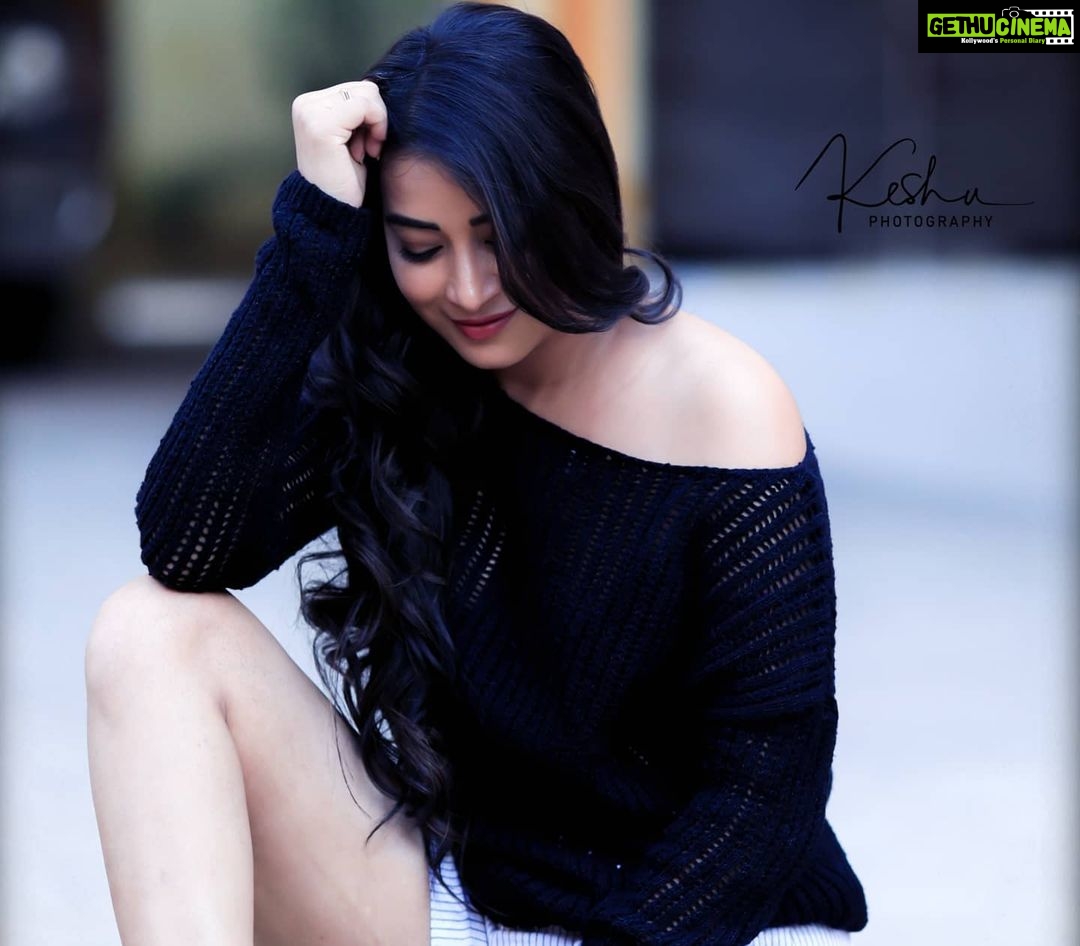 Bhanu Sri Mehra Instagram - I don't compare myself with others ,I know I'am the best in my own way🖤 Pc:@they_call_me_keshu Makeup:myself🙈 Hairstyles:@makeoverbylavs #newpost😍 #newclick #lovepics #tollywoodactress #actorlife #bhanusree🔥❤️